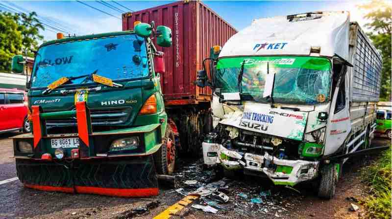 Truk kontainer dan truk bok yang mengalami kecelakaan. Foto: IST