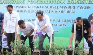 wagub (2) Wakil Gubernur Sumatera Selatan (Sumsel) H. Cik Ujang menghadiri sekaligus melaunching Pengembangan Ekosistem Rantai Pasok Gerakan Sumsel Mandiri Pangan–Makan Bergizi Gratis (GSMP-MBG) yang dirangkaikan dengan High Level Meeting (HLM) Tim Pengendalian Inflasi Daerah (TPID) Provinsi Sumatera Selatan di Lanud Sri Mulyono Herlambang, Kamis (30/7/2026). Foto: Humas Pemprov Sumsel.