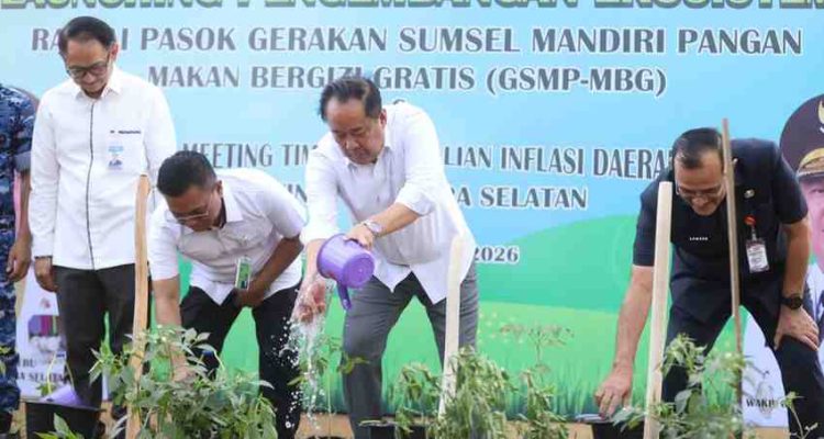 Wakil Gubernur Sumatera Selatan (Sumsel) H. Cik Ujang menghadiri sekaligus melaunching Pengembangan Ekosistem Rantai Pasok Gerakan Sumsel Mandiri Pangan–Makan Bergizi Gratis (GSMP-MBG) yang dirangkaikan dengan High Level Meeting (HLM) Tim Pengendalian Inflasi Daerah (TPID) Provinsi Sumatera Selatan di Lanud Sri Mulyono Herlambang, Kamis (30/7/2026). Foto: Humas Pemprov Sumsel.