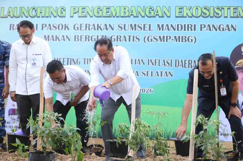 Wakil Gubernur Sumatera Selatan (Sumsel) H. Cik Ujang menghadiri sekaligus melaunching Pengembangan Ekosistem Rantai Pasok Gerakan Sumsel Mandiri Pangan–Makan Bergizi Gratis (GSMP-MBG) yang dirangkaikan dengan High Level Meeting (HLM) Tim Pengendalian Inflasi Daerah (TPID) Provinsi Sumatera Selatan di Lanud Sri Mulyono Herlambang, Kamis (30/7/2026). Foto: Humas Pemprov Sumsel.