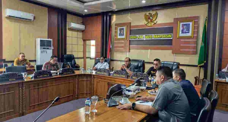 Rapat Dengar Pendapat (RDP) Umum DPRD Kabupaten Musi Banyuasin tentang Optimalisasi Peran Corporate Social Responsibility (CSR) dalam Pembangunan Kabupaten Musi Banyuasin di Ruang Rapat Badan Musyawarah DPRD Muba, Senin (31/8/2026). Foto: Kominfo Muba.