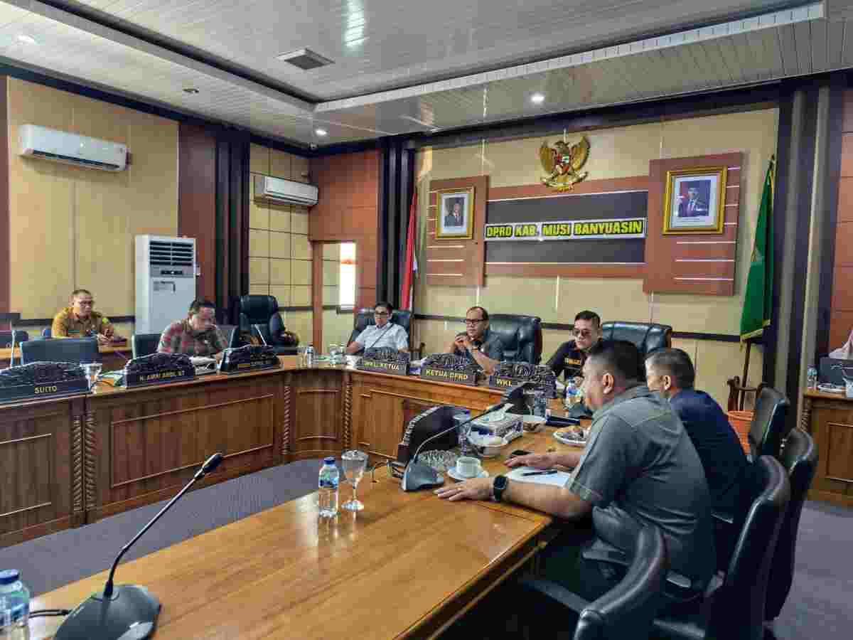 Rapat Dengar Pendapat (RDP) Umum DPRD Kabupaten Musi Banyuasin tentang Optimalisasi Peran Corporate Social Responsibility (CSR) dalam Pembangunan Kabupaten Musi Banyuasin di Ruang Rapat Badan Musyawarah DPRD Muba, Senin (31/8/2026). Foto: Kominfo Muba.