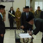 Walikota Palembang, Ratu Dewa menyaksikan penandatanganan berita acara pelantikan pejabat baru, Senin (24/8/2029). Foto: Kominfo Palembang.