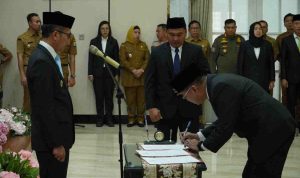 Walikota Palembang, Ratu Dewa menyaksikan penandatanganan berita acara pelantikan pejabat baru, Senin (24/8/2029). Foto: Kominfo Palembang.