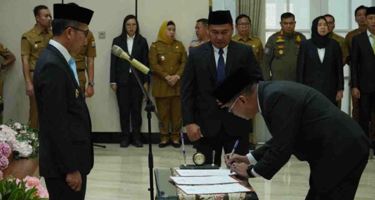 Walikota Palembang, Ratu Dewa menyaksikan penandatanganan berita acara pelantikan pejabat baru, Senin (24/8/2029). Foto: Kominfo Palembang.