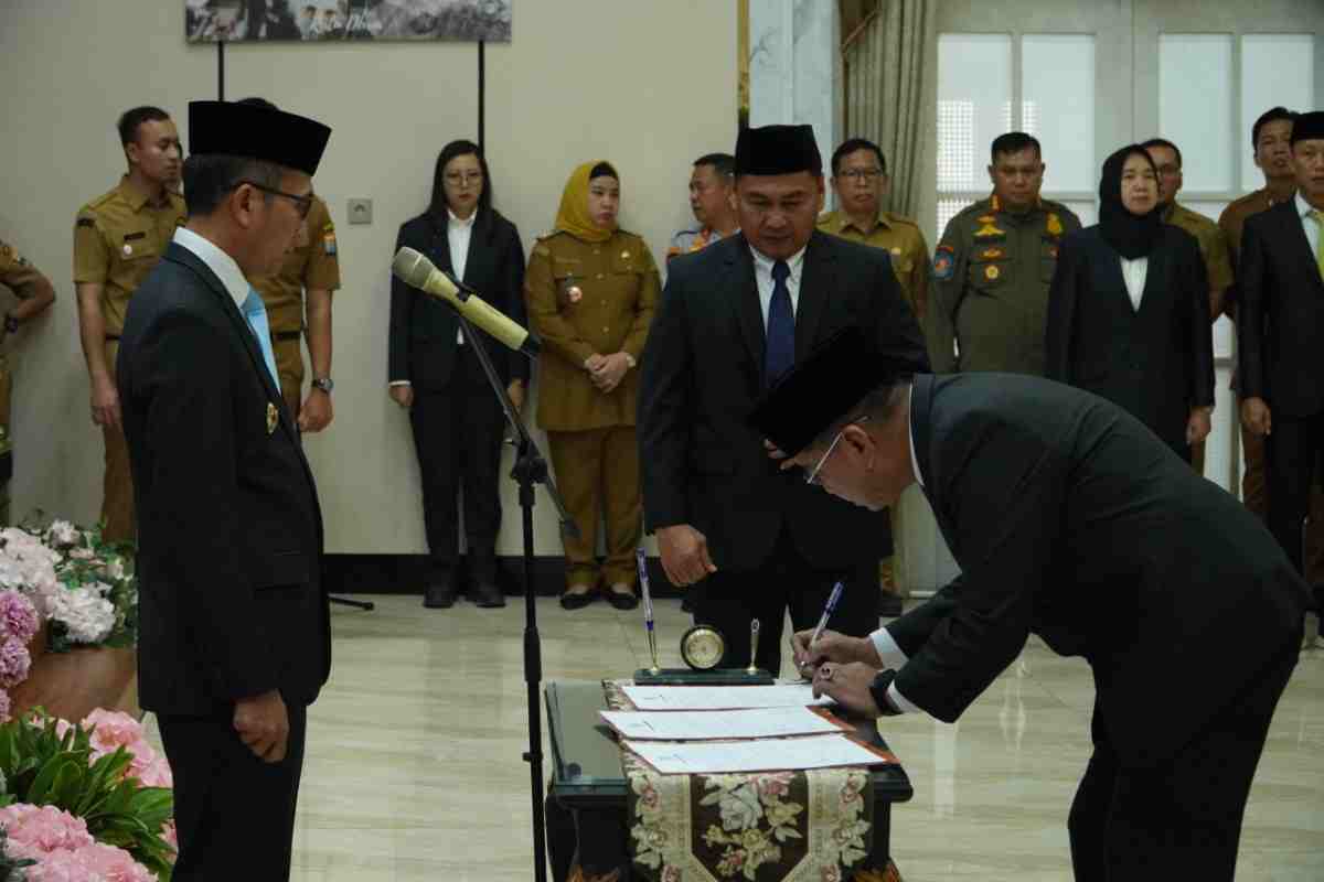 Walikota Palembang, Ratu Dewa menyaksikan penandatanganan berita acara pelantikan pejabat baru, Senin (24/8/2029). Foto: Kominfo Palembang.