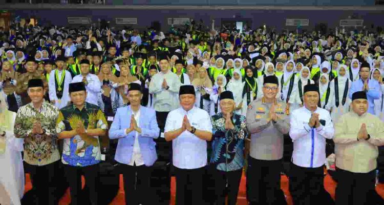 Gubernur Sumatera Selatan (Sumsel) Dr. H. Herman Deru menghadiri Tasyakuran Bebas Buta Huruf Al-Qur’an dan Wisuda Akbar 10.000 Santri TK/TPA BKPRMI di Palembang Sport and Convention Center (PSCC), Selasa (25/8/2026). Foto: Humas Pemprov Sumsel.