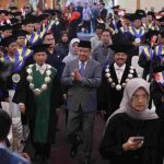 Wagub Cik Ujang saat menghadiri acara wisuda Universitas Tridinanti Palembang yang berlangsung khidmat di Ballroom Universitas Tridinanti Palembang, Sabtu (22/8/2026). Foto: Humas Pemprov Sumsel.