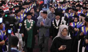 Wagub Cik Ujang saat menghadiri acara wisuda Universitas Tridinanti Palembang yang berlangsung khidmat di Ballroom Universitas Tridinanti Palembang, Sabtu (22/8/2026). Foto: Humas Pemprov Sumsel.