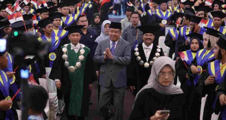 Wagub Cik Ujang saat menghadiri acara wisuda Universitas Tridinanti Palembang yang berlangsung khidmat di Ballroom Universitas Tridinanti Palembang, Sabtu (22/8/2026). Foto: Humas Pemprov Sumsel.