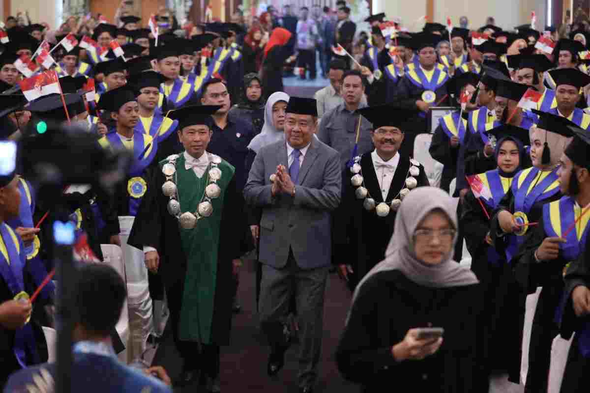 Wagub Cik Ujang saat menghadiri acara wisuda Universitas Tridinanti Palembang yang berlangsung khidmat di Ballroom Universitas Tridinanti Palembang, Sabtu (22/8/2026). Foto: Humas Pemprov Sumsel.