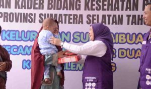 Ketua TP PKK Palembang, Dewi Sastrani saat hadir di lomba Posyandu dan Kader Bidang Kesehatan Berprestasi Tingkat Provinsi Sumatera Selatan Tahun 2026 digelar di Lorong Apolo, Kelurahan Sungai Buah, Kecamatan Ilir Timur Dua, Palembang, Jumat (21/8/2026). Foto: Kominfo Palembang.