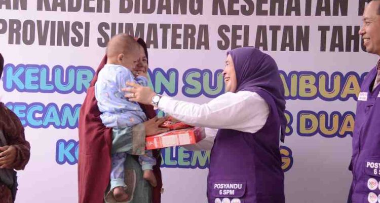 Ketua TP PKK Palembang, Dewi Sastrani saat hadir di lomba Posyandu dan Kader Bidang Kesehatan Berprestasi Tingkat Provinsi Sumatera Selatan Tahun 2026 digelar di Lorong Apolo, Kelurahan Sungai Buah, Kecamatan Ilir Timur Dua, Palembang, Jumat (21/8/2026). Foto: Kominfo Palembang.