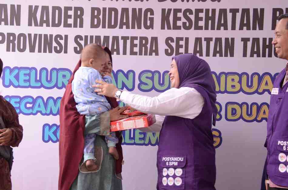 Ketua TP PKK Palembang, Dewi Sastrani saat hadir di lomba Posyandu dan Kader Bidang Kesehatan Berprestasi Tingkat Provinsi Sumatera Selatan Tahun 2026 digelar di Lorong Apolo, Kelurahan Sungai Buah, Kecamatan Ilir Timur Dua, Palembang, Jumat (21/8/2026). Foto: Kominfo Palembang.