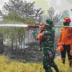 Aparat BPBD dan TNI berjibaku memadamkan api yang membakar lahan di Kecamatan Sekayu, Senin (24/8/2026). Foto: Kominfo Muba.