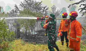 Aparat BPBD dan TNI berjibaku memadamkan api yang membakar lahan di Kecamatan Sekayu, Senin (24/8/2026). Foto: Kominfo Muba.