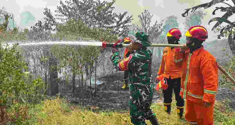 Aparat BPBD dan TNI berjibaku memadamkan api yang membakar lahan di Kecamatan Sekayu, Senin (24/8/2026). Foto: Kominfo Muba.