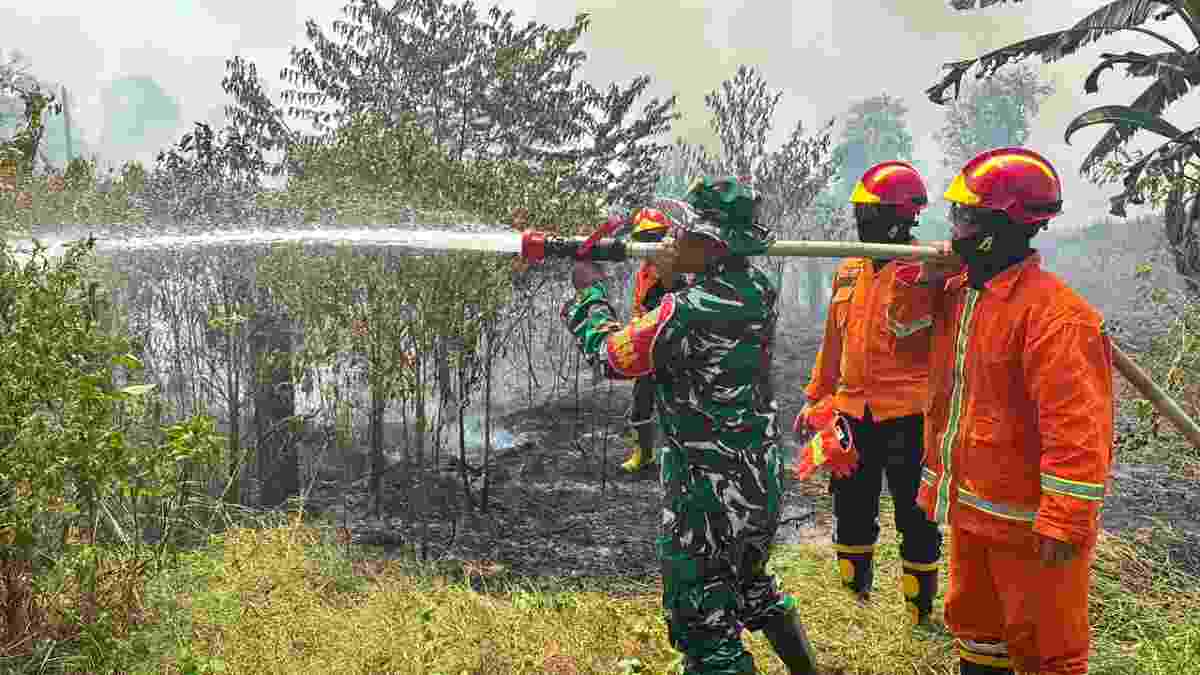 Aparat BPBD dan TNI berjibaku memadamkan api yang membakar lahan di Kecamatan Sekayu, Senin (24/8/2026). Foto: Kominfo Muba.