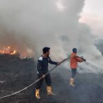 Kebakaran hutan, kebun dan lahan (Karhutbunla) kembali terjadi di wilayah Kecamatan Sekayu, Kabupaten Musi Banyuasin, Sabtu (8/8/2026). Sedikitnya tiga hektare lahan semak belukar di Kelurahan Serasan Jaya terbakar di dua lokasi berbeda yang berada tidak jauh dari permukiman warga dan fasilitas umum. Foto: Kominfo Muba.