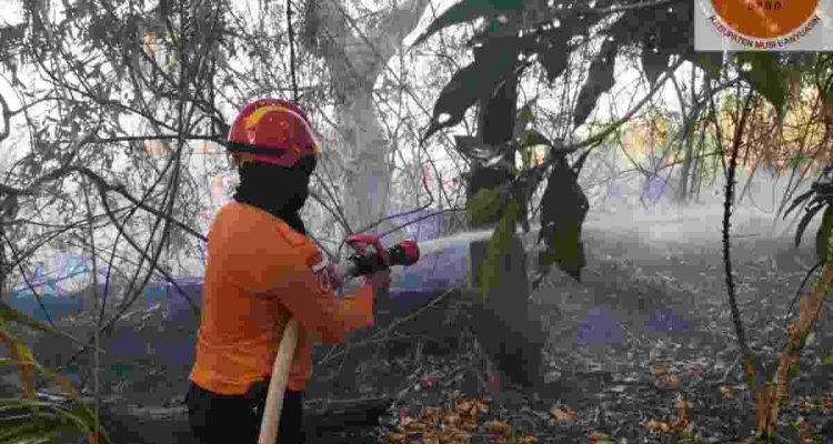 Petugas memadamkan api di wilayah Kecamatan Babat Toman. Tim Karhutla Posko Siaga Darurat Karhutla Kabupaten Muba langsung melakukan groundcheck (GC) ke lokasi, Jumat (28/8/2026). Foto: Kominfo Muba.