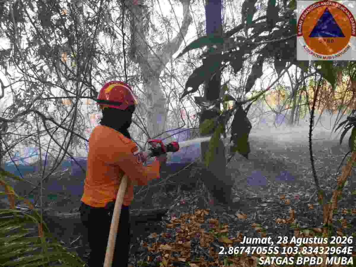 Petugas memadamkan api di wilayah Kecamatan Babat Toman. Tim Karhutla Posko Siaga Darurat Karhutla Kabupaten Muba langsung melakukan groundcheck (GC) ke lokasi, Jumat (28/8/2026). Foto: Kominfo Muba.