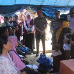 Plt Kadinsos Muba H Deny SH MSi beserta Tim, Camat Lais Heru Kharisma SIP MSi menyalurkan bantuan kepada enam Kepala Keluarga (KK) korban kebakaran dan 9 KK terdampak kebakaran di Desa Teluk, Kecamatan Lais, Senin (3/8/2026). Foto: Kominfo Muba.