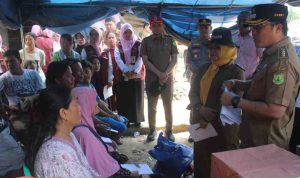 Plt Kadinsos Muba H Deny SH MSi beserta Tim, Camat Lais Heru Kharisma SIP MSi menyalurkan bantuan kepada enam Kepala Keluarga (KK) korban kebakaran dan 9 KK terdampak kebakaran di Desa Teluk, Kecamatan Lais, Senin (3/8/2026). Foto: Kominfo Muba.