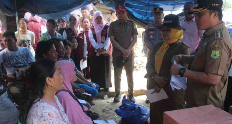 Plt Kadinsos Muba H Deny SH MSi beserta Tim, Camat Lais Heru Kharisma SIP MSi menyalurkan bantuan kepada enam Kepala Keluarga (KK) korban kebakaran dan 9 KK terdampak kebakaran di Desa Teluk, Kecamatan Lais, Senin (3/8/2026). Foto: Kominfo Muba.