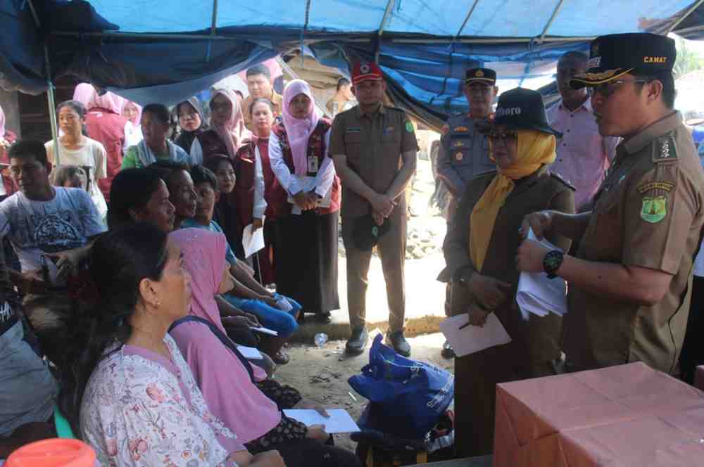 Plt Kadinsos Muba H Deny SH MSi beserta Tim, Camat Lais Heru Kharisma SIP MSi menyalurkan bantuan kepada enam Kepala Keluarga (KK) korban kebakaran dan 9 KK terdampak kebakaran di Desa Teluk, Kecamatan Lais, Senin (3/8/2026). Foto: Kominfo Muba.