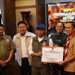 Walikota Palembang, Ratu Dewa secara simbolis menerima bantjan logistik dan perakatan untuk penanganan Karhutla, Senin (31/8/2026). Foto: Kominfo Palembang.