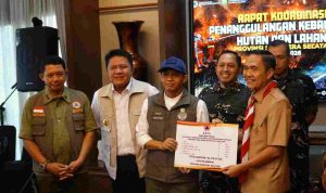 Walikota Palembang, Ratu Dewa secara simbolis menerima bantjan logistik dan perakatan untuk penanganan Karhutla, Senin (31/8/2026). Foto: Kominfo Palembang.