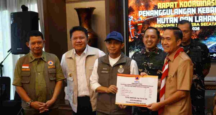 Walikota Palembang, Ratu Dewa secara simbolis menerima bantjan logistik dan perakatan untuk penanganan Karhutla, Senin (31/8/2026). Foto: Kominfo Palembang.
