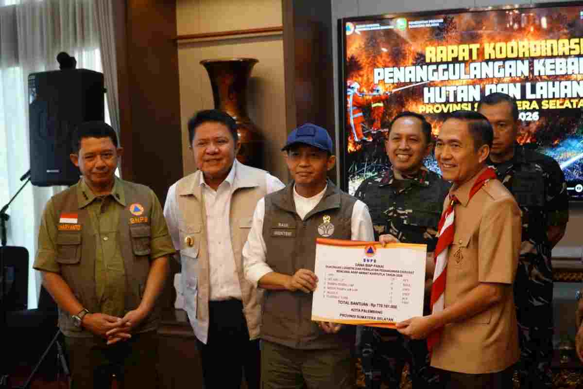Walikota Palembang, Ratu Dewa secara simbolis menerima bantjan logistik dan perakatan untuk penanganan Karhutla, Senin (31/8/2026). Foto: Kominfo Palembang.