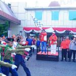 Bupati Muba H M Toha Tohet, SH didampingi Ketua TP PKK Muba Hj Fatimah Toha Tohet, Sekda Muba Drs Syafaruddin, Forkompinda, dan kepala OPD secara resmi membuka perlombaan yang diikuti ratusan pelajar dari berbagai satuan pendidikan di Kabupaten Muba, Senin (10/8/2026) berlangsung semarak di Halaman Kantor Bupati Muba. Foto: Kominfo Muba.