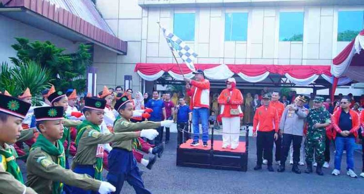 Bupati Muba H M Toha Tohet, SH didampingi Ketua TP PKK Muba Hj Fatimah Toha Tohet, Sekda Muba Drs Syafaruddin, Forkompinda, dan kepala OPD secara resmi membuka perlombaan yang diikuti ratusan pelajar dari berbagai satuan pendidikan di Kabupaten Muba, Senin (10/8/2026) berlangsung semarak di Halaman Kantor Bupati Muba. Foto: Kominfo Muba.
