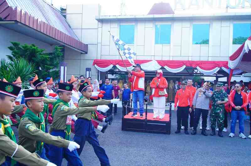 Bupati Muba H M Toha Tohet, SH didampingi Ketua TP PKK Muba Hj Fatimah Toha Tohet, Sekda Muba Drs Syafaruddin, Forkompinda, dan kepala OPD secara resmi membuka perlombaan yang diikuti ratusan pelajar dari berbagai satuan pendidikan di Kabupaten Muba, Senin (10/8/2026) berlangsung semarak di Halaman Kantor Bupati Muba. Foto: Kominfo Muba.