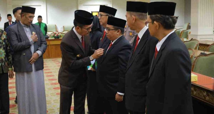 Walikjota Palembang Ratu Dewa saat melantik pengurus Baznas Kota Palembang. Foto: Kominfo Palembang.