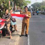 Bagi-bagi bendera merah putih pada pengendara di Kota Sekayu. Foto: Kominfo Muba.