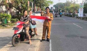 Bagi-bagi bendera merah putih pada pengendara di Kota Sekayu. Foto: Kominfo Muba.
