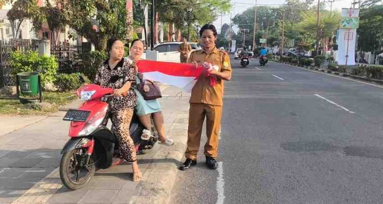 Bagi-bagi bendera merah putih pada pengendara di Kota Sekayu. Foto: Kominfo Muba.