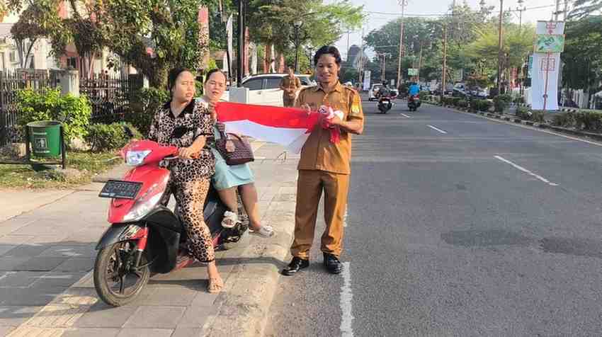 Bagi-bagi bendera merah putih pada pengendara di Kota Sekayu. Foto: Kominfo Muba.