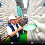 Gubernur Sumsel, Herman Deru saat meninjau gudang beras Bulog, Kamis (27/8/2026). Foto: Humas Pemprov Sumsel.