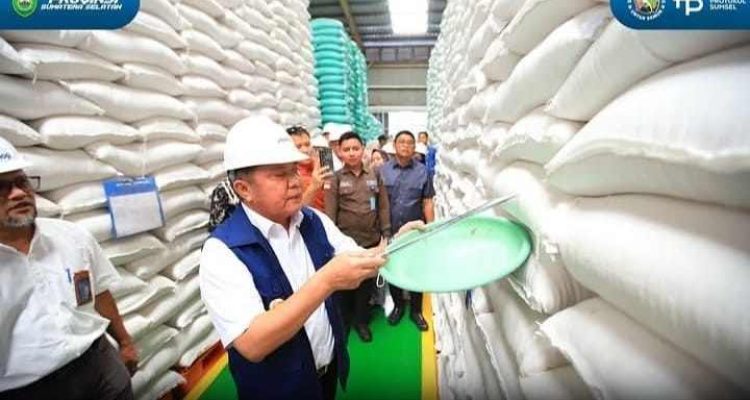 Gubernur Sumsel, Herman Deru saat meninjau gudang beras Bulog, Kamis (27/8/2026). Foto: Humas Pemprov Sumsel.