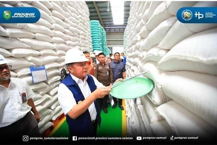 Gubernur Sumsel, Herman Deru saat meninjau gudang beras Bulog, Kamis (27/8/2026). Foto: Humas Pemprov Sumsel.
