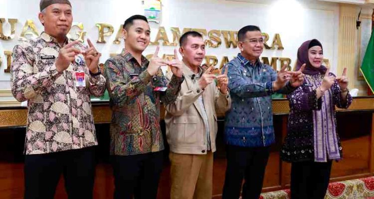 Pembukaan kegiatan Rebranding Dukcapil melalui Penyelenggaraan Jemput Bola untuk Verifikasi Kependudukan dalam rangka Perlindungan Sosial, Kamis (13/8/2026), dibuka oleh Plh Sekda Palembang, Sulaiman Amin. Foto: Kominfo Palembang.