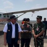 Gubernur Sumatera Selatan Dr. H. Herman Deru meninjau langsung persiapan penyemaian garam di Pangkalan TNI Angkatan Udara (Lanud) Sri Mulyono Herlambang (SMH) Palembang, Kamis (27/8/2026) siang. Foto: IG Pemprov Sumsel.