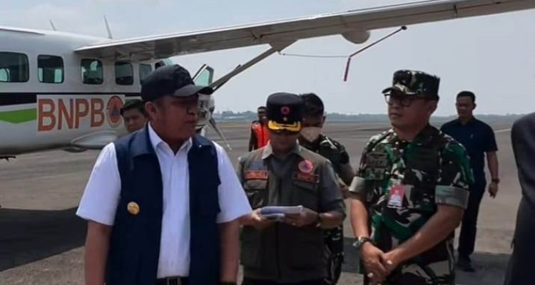 Gubernur Sumatera Selatan Dr. H. Herman Deru meninjau langsung persiapan penyemaian garam di Pangkalan TNI Angkatan Udara (Lanud) Sri Mulyono Herlambang (SMH) Palembang, Kamis (27/8/2026) siang. Foto: IG Pemprov Sumsel.
