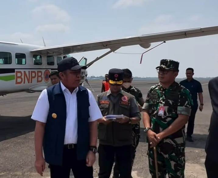 Gubernur Sumatera Selatan Dr. H. Herman Deru meninjau langsung persiapan penyemaian garam di Pangkalan TNI Angkatan Udara (Lanud) Sri Mulyono Herlambang (SMH) Palembang, Kamis (27/8/2026) siang. Foto: IG Pemprov Sumsel.