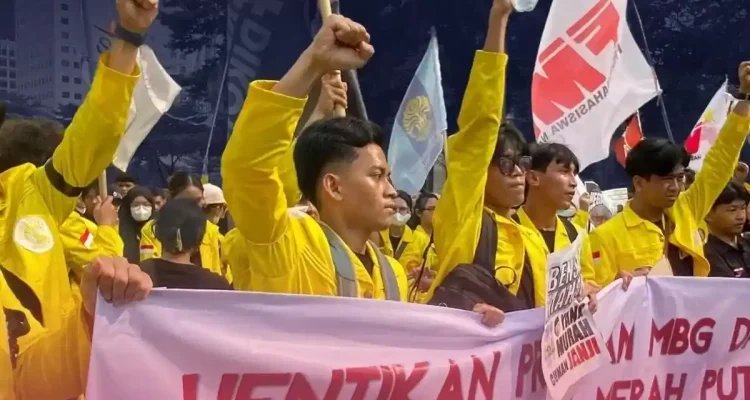 Ribuan mahasiswa menggelar akssi di Jakarta, Selasa (18//2026), yang menyurakan delapan tuntutan, diantaranya hentikan MBG dan Koperasi Merah Putih. Foto: IG bemui_official