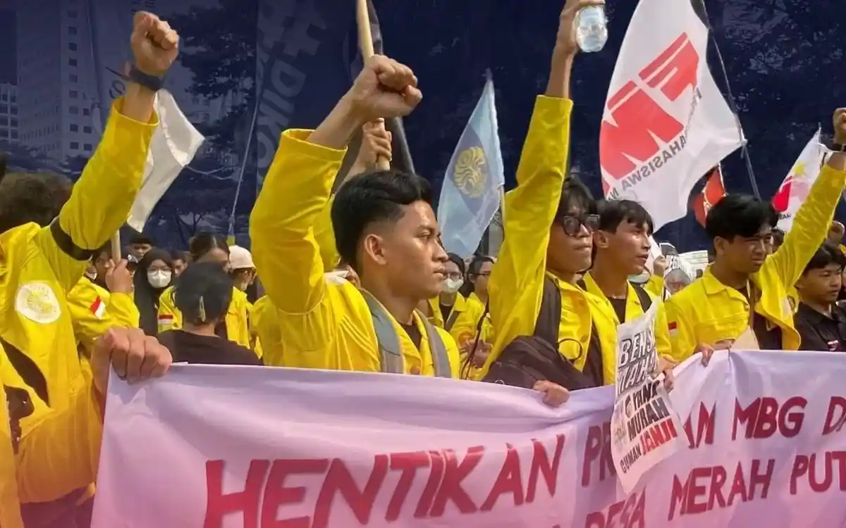 Ribuan mahasiswa menggelar akssi di Jakarta, Selasa (18//2026), yang menyurakan delapan tuntutan, diantaranya hentikan MBG dan Koperasi Merah Putih. Foto: IG bemui_official